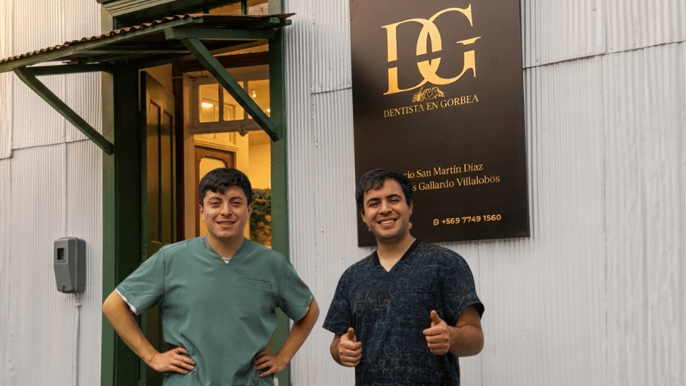 Dr. Ignacio San Martín y Dr. Nicolás Gallardo frente a Dentista en Gorbea